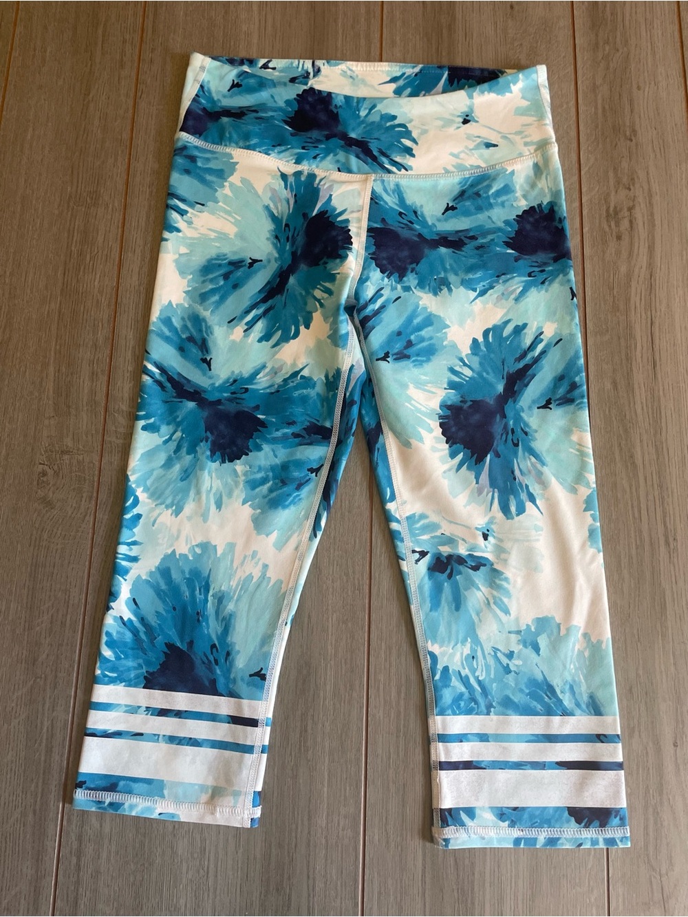 Fabletics women's small white / blue athletic capris pants